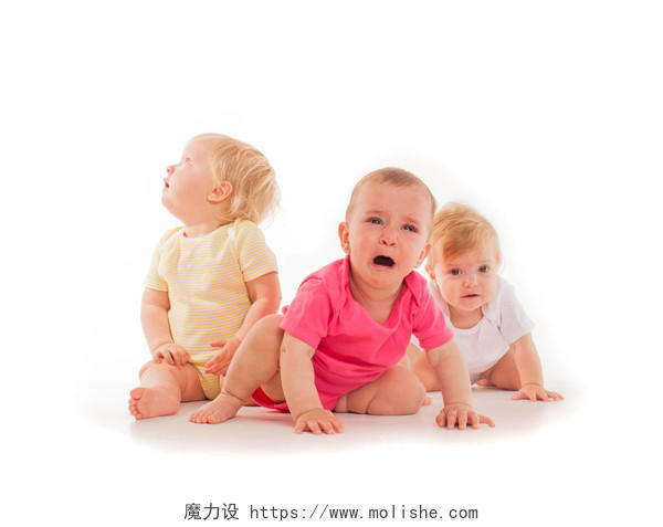 坐在白色背景三哭泣的金发婴儿摄影图